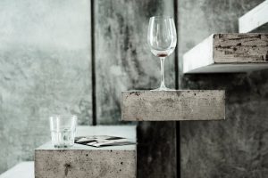 woonkamer trappen beton modern